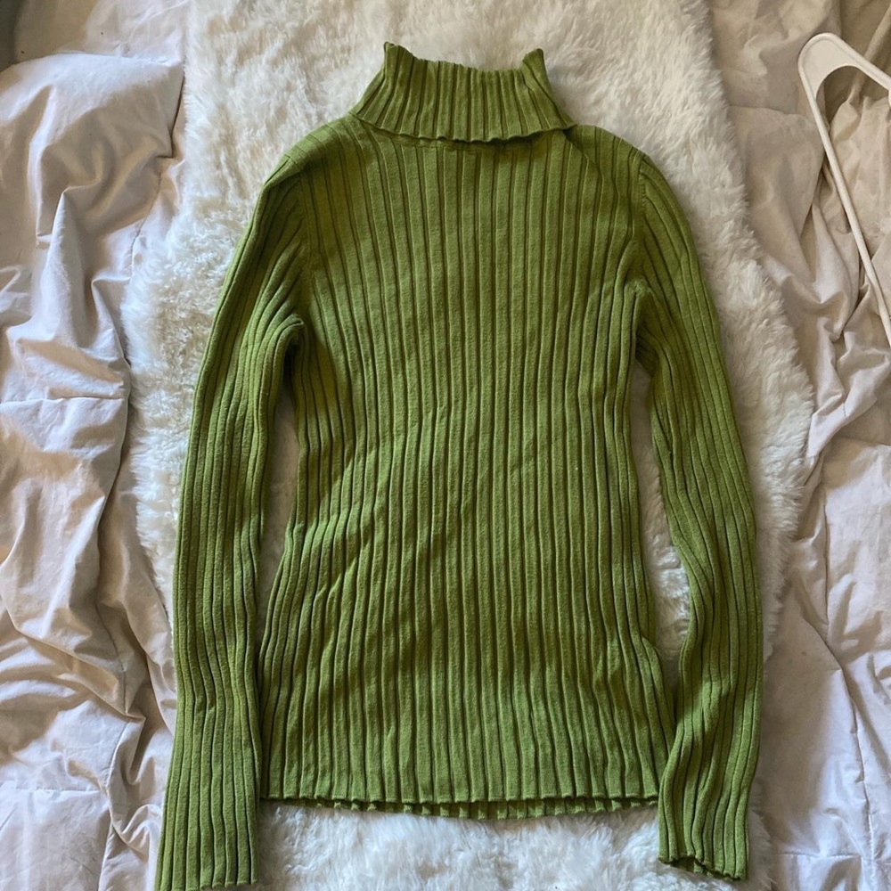 size medium green ribbed turtle neck
